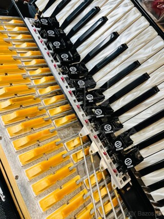 Predám profesionálny akordeón Borsini Wienna 374- 96 basový