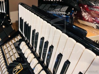 Akordeón Honer Verdi II- 96 basový- čiernej farby, červené mechy TOP ZVUK