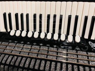 Predám akordeón Weltmeister TOPAS 96, používaný v zánovnom stave.